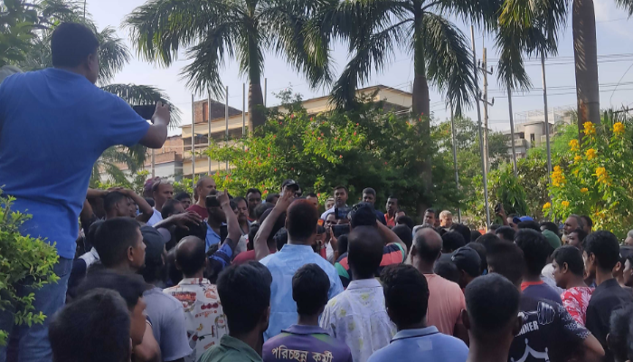 বেতন বাড়ানোর দাবিতে রাজশাহী সিটি করপোরেশনের শ্রমিকদের বিক্ষোভ