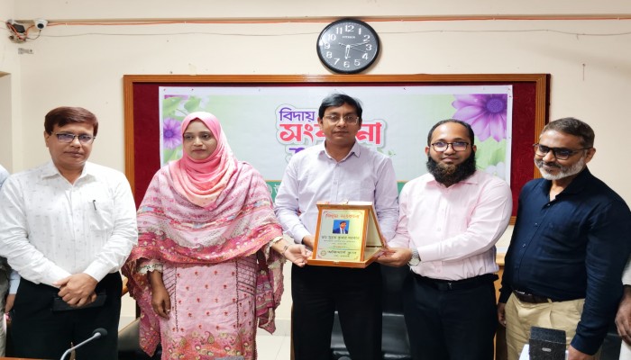 পবা অফিসার্স ক্লাবে চার কর্মকর্তাকে বিদায় সংবর্ধনা