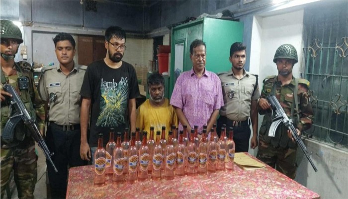 ওষুধের দোকানে মদ বিক্রি, আটক ৩