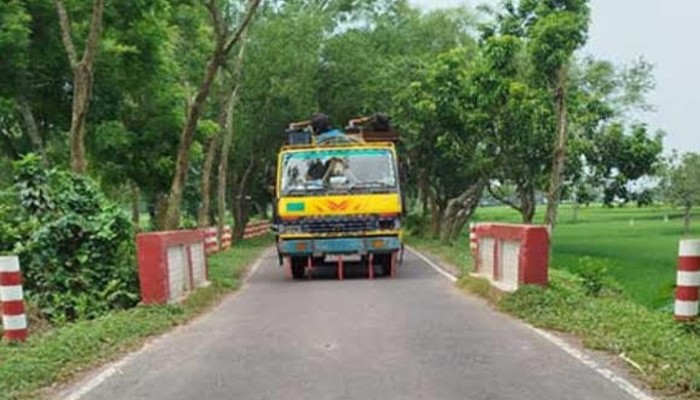 তানোর-মুন্ডুমালা-আমনুরা প্রশস্ত সড়কে সরু কালভার্ট, বাড়ছে দুর্ঘটনা