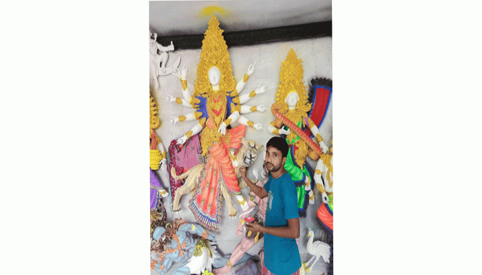 নিয়ামতপুরে শেষ মুর্হূতে প্রতিমা তৈরিতে ব্যস্ত শিল্পীরা