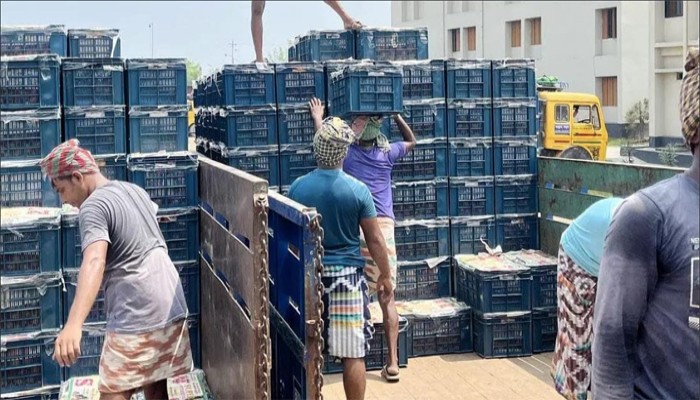 চাঁপাইনবাবগঞ্জের সোনামসজিদ স্থল বন্দর দিয়ে ভারত থেকে এলো ৬০ টন টমেটো