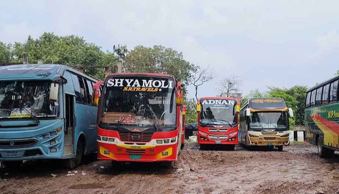 বেতন বৃদ্ধির দাবিতে চাঁপাইনবাবগঞ্জ-ঢাকা রুটে বাস চলাচল বন্ধ, ভোগান্তিতে যাত্রীরা