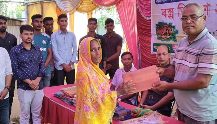 নিয়ামতপুরে দুর্গাপূজা উপলক্ষ্যে অসহায় মানুষের মাঝে বস্ত্র বিতরণ