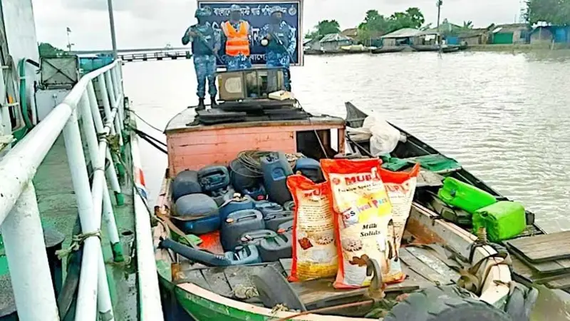 কোস্টগার্ডের অভিযানে অস্ত্রসহ বিপুল পরিমান চোরাই মালামাল উদ্ধার