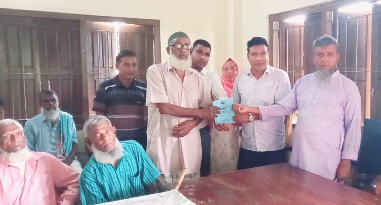 রহনপুর ইউনিয়নে বয়স্ক বিধবা ও প্রতিবন্ধি ভাতার কার্ড বিতরণ