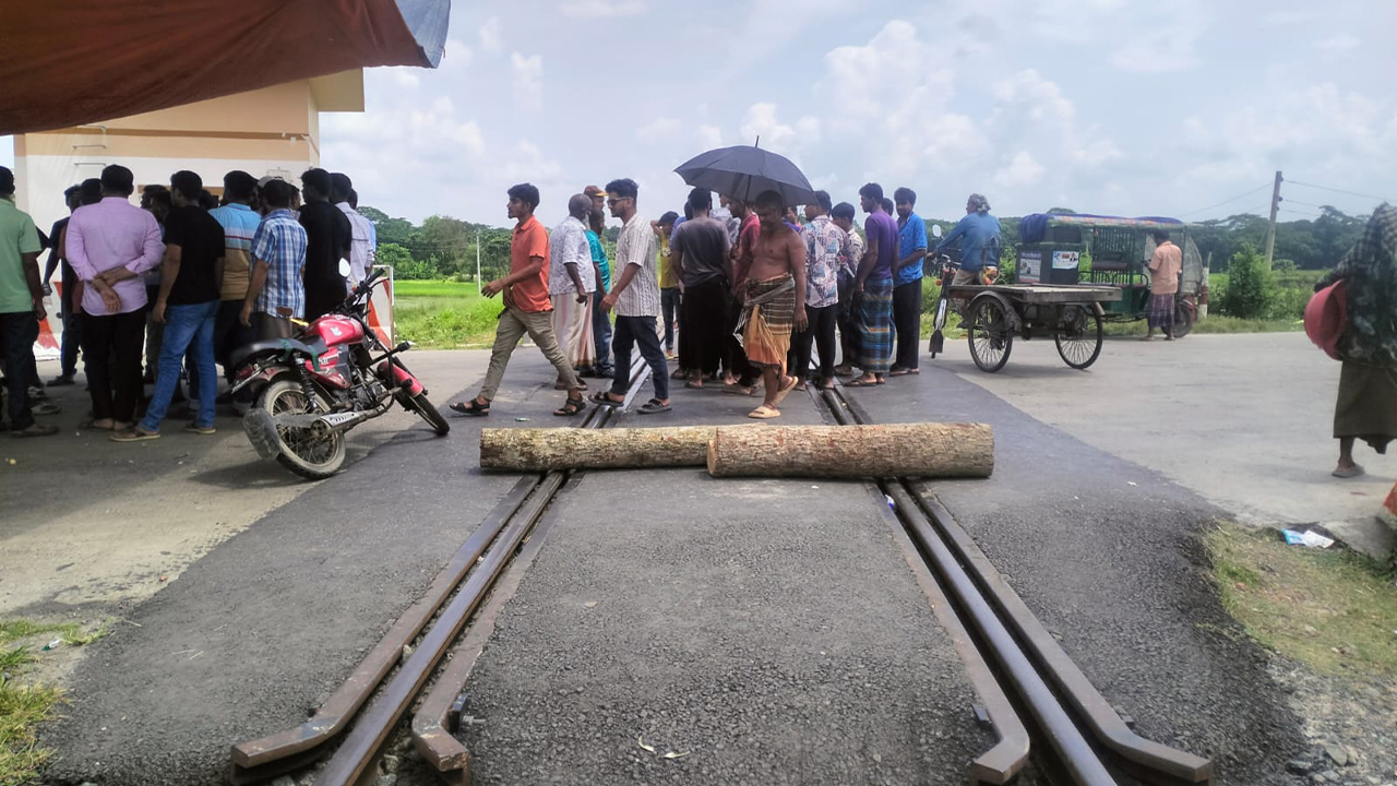 গাছের গুঁড়ি ফেলে রেলপথ অবরোধ, বিকল্প পথে চলছে ট্রেন