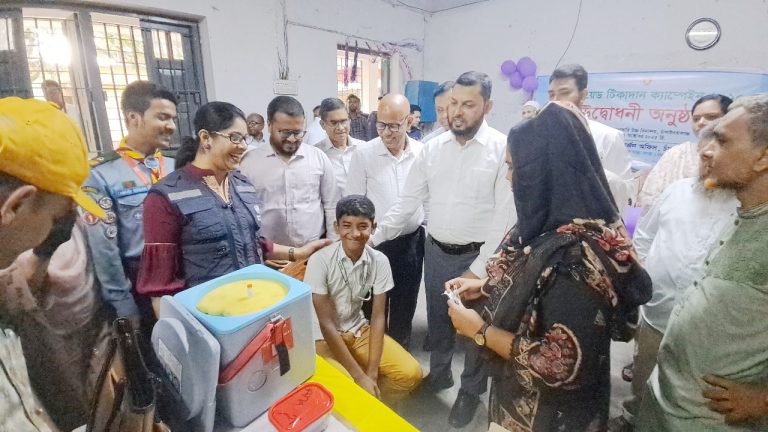 স্কুলপর্যায়ে টাইফয়েড টিকা দেয়া শুরু