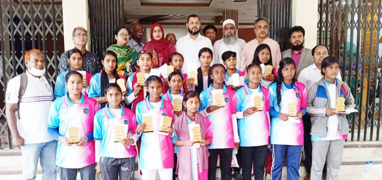 তেইশ নারী ফুটবলারকে সংবর্ধনা ও দুজন প্রবীণ ক্রীড়া সংগঠককে সন্মাননা প্রদান