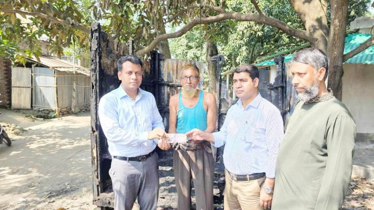 শিবগঞ্জে আগুনে ক্ষতিগ্রস্তর পাশে প্রশাসন