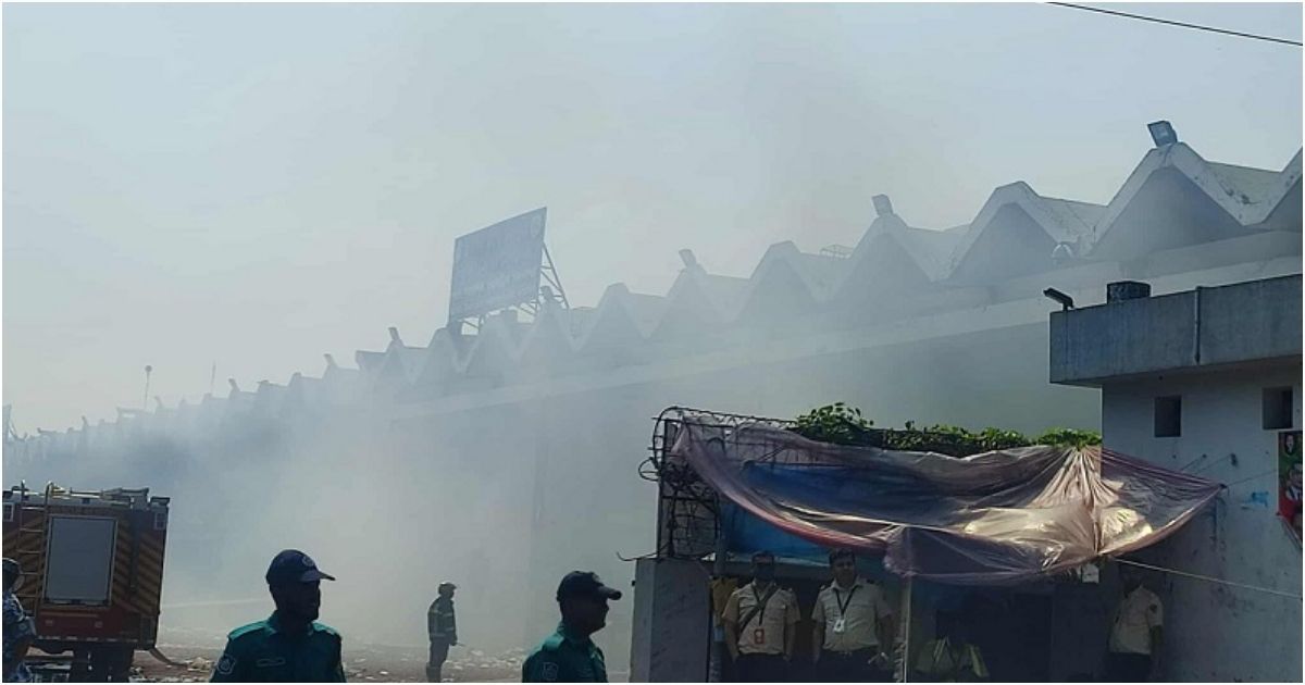 ঢাকার হজরত শাহজালাল আন্তর্জাতিক বিমানবন্দরে ২১ ঘণ্টা পরও ধ্বংসস্তূপ থেকে কিছু ধোঁয়া বের হচ্ছে