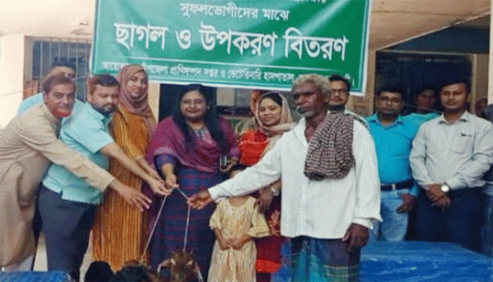 তানোরে বিনামুল্য ছাগল বিতরণ