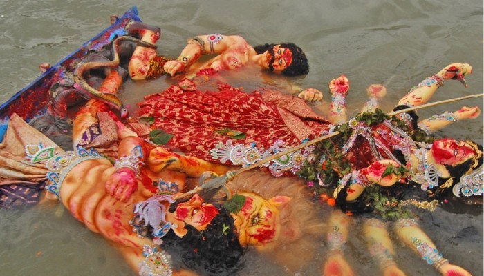 প্রতিমা বিসর্জনের মধ্য দিয়ে শেষ হচ্ছে শারদীয় দুর্গোৎসব