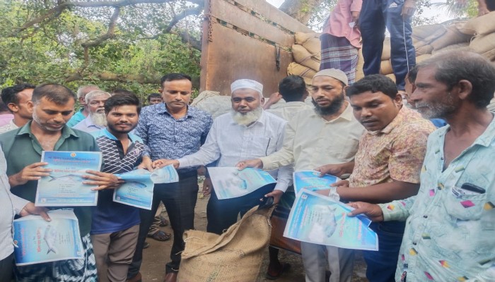 ইলিশ ধরা নিষেধাজ্ঞার সময় জেলেদের মাঝে চাল বিতরণ রাজশাহীতে