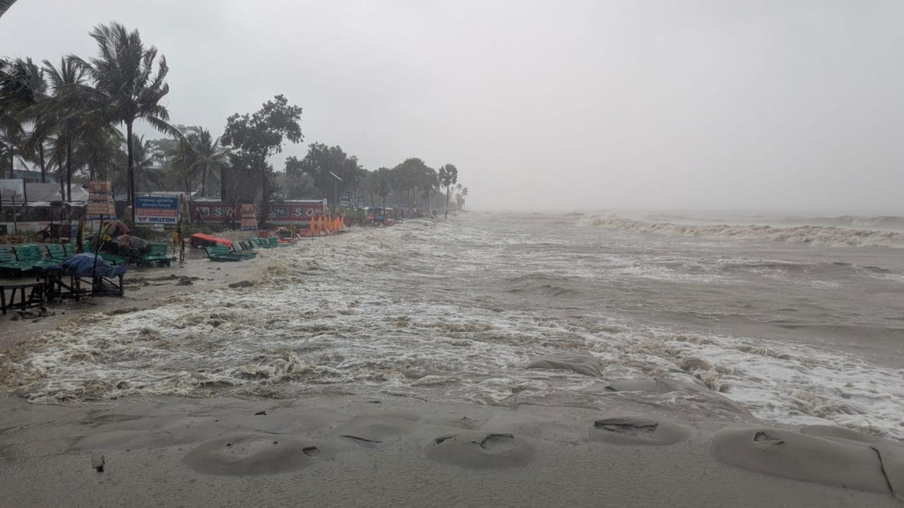 উপকূলে টানা বর্ষণে জনজীবন বিপর্যস্ত, নিম্নাঞ্চলে জলাবদ্ধতা