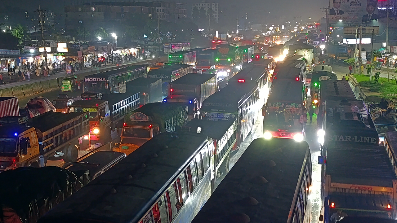সাইনবোর্ড থেকে মদনপুর পর্যন্ত ১২ কিলোমিটারজুড়ে এখনো যানজট
