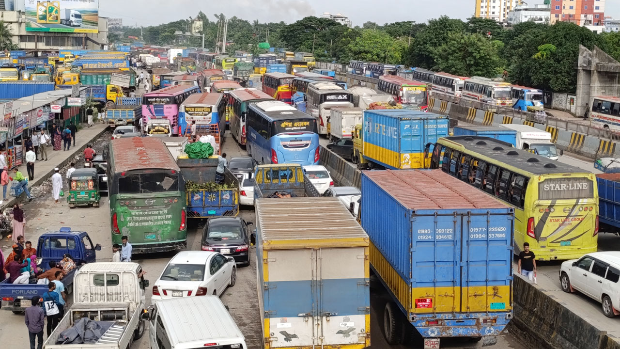 ঢাকা-চট্টগ্রাম ও ঢাকা-সিলেট মহাসড়কে সাড়ে ৬ ঘণ্টা ধরে তীব্র যানজট