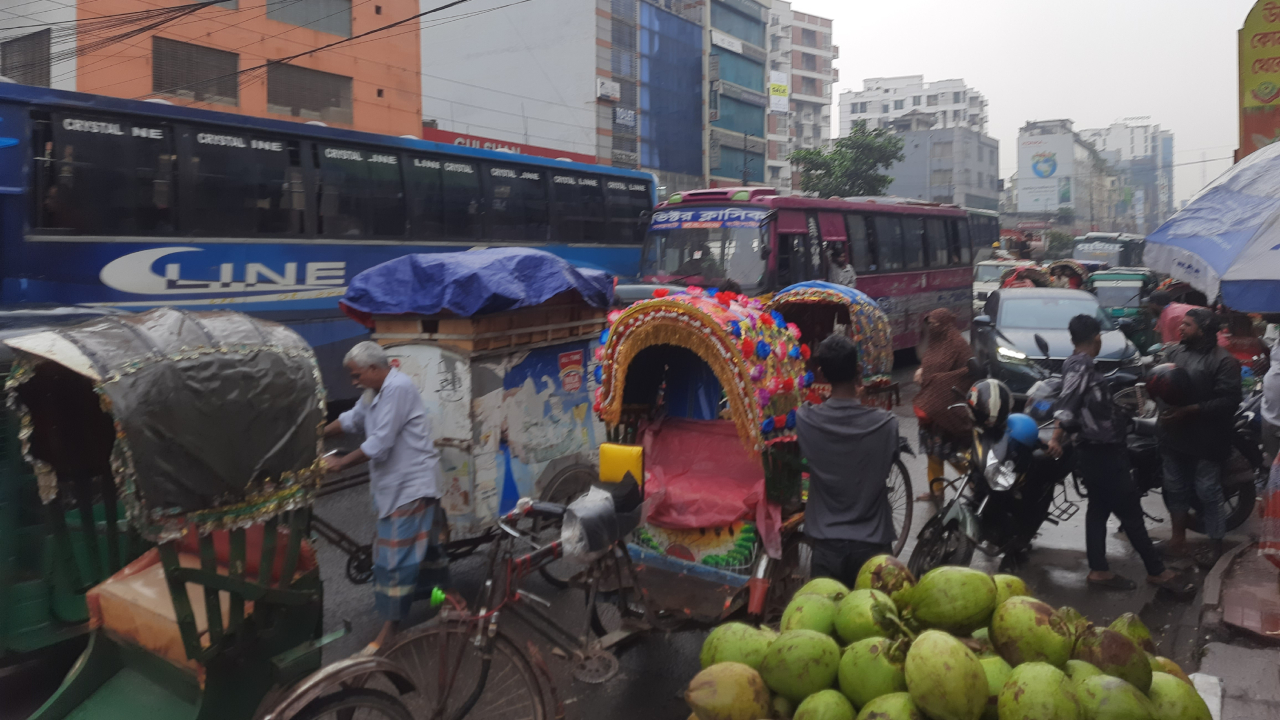 আশ্বিনের বৃষ্টিতে রাজধানীতে ভোগান্তি