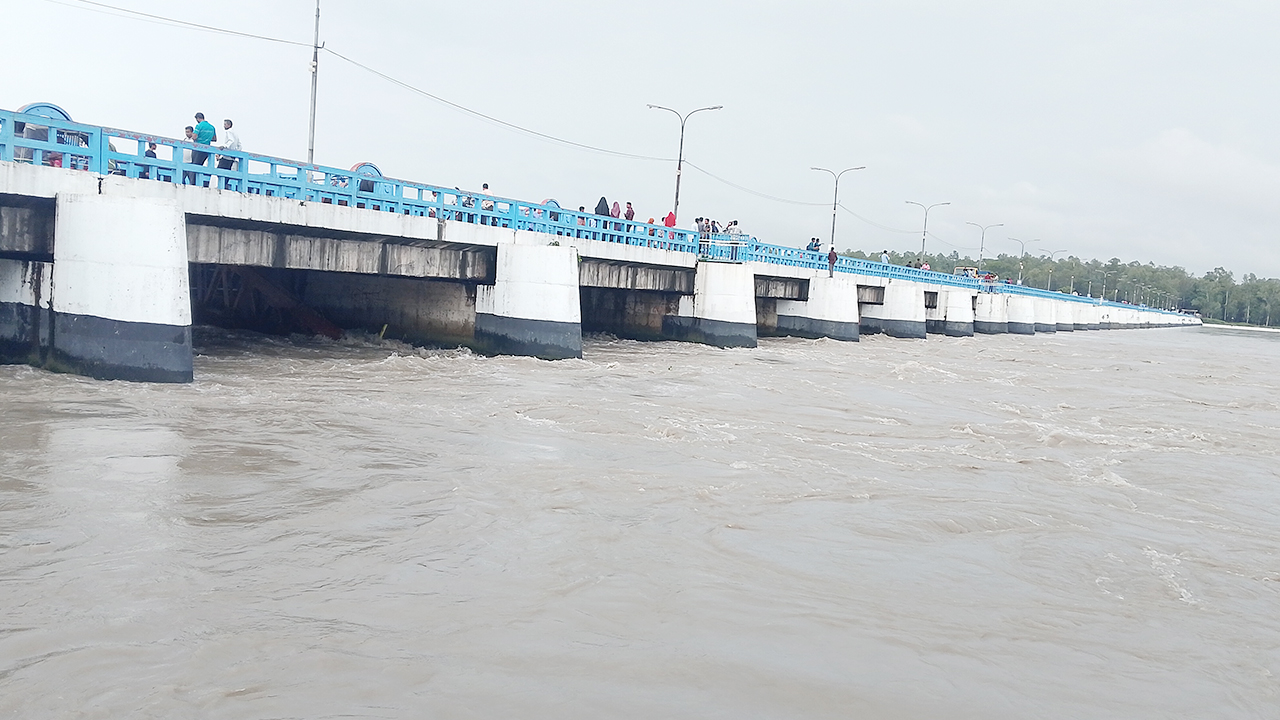 তিস্তার পানি বিপৎসীমার ওপরে, খুলে দেওয়া হয়েছে সব গেট