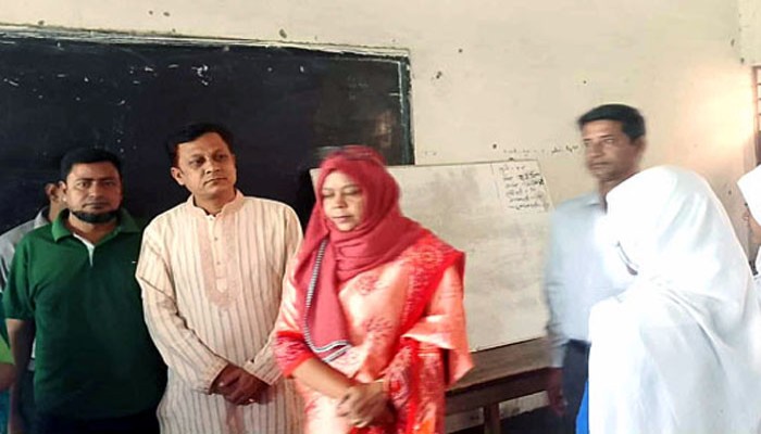 তানোর বালিকা উচ্চ বিদ্যালয় পরিদর্শনে জেলা প্রশাসক আফিয়া আক্তার