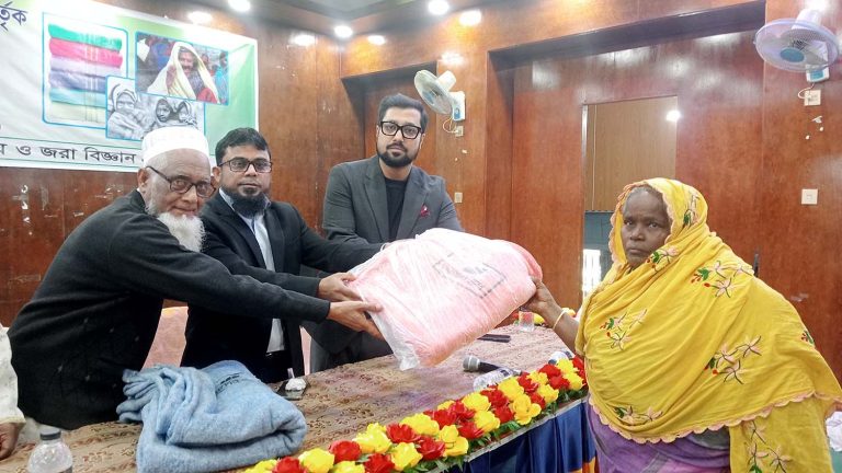 প্রবীণদের মধ্যে কম্বল বিতরণ