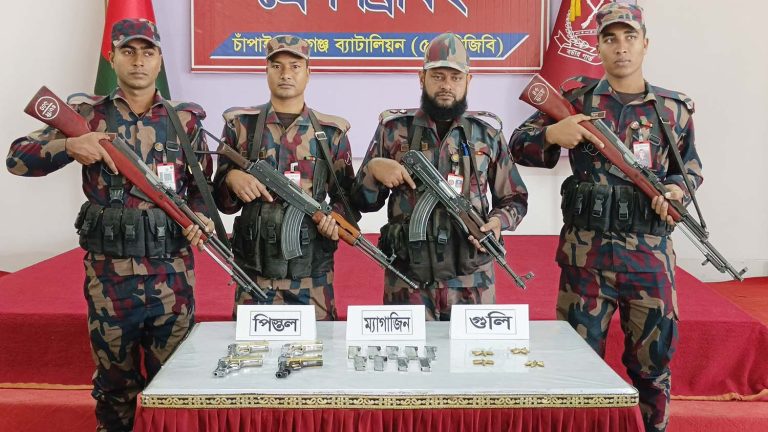 ৫৩ বিজিবির অভিযানে শিবগঞ্জে ৪টি বিদেশী পিস্তলসহ ম্যাগজিন ও গুলি উদ্ধার