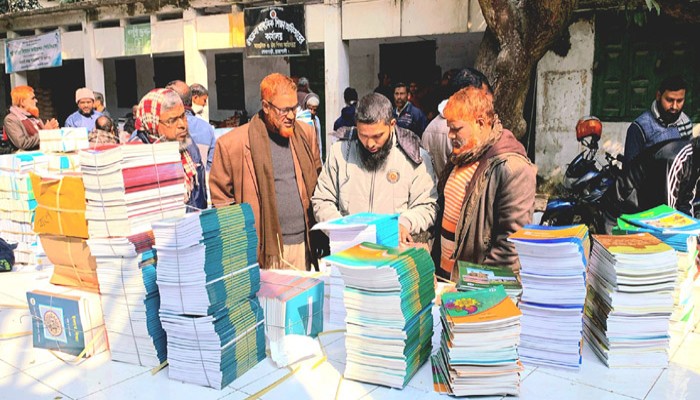 রাজশাহীতে শিক্ষার্থীদের জন্য নতুন শিক্ষাবর্ষের পাঠ্যবই স্কুল পর্যায়ে পৌঁছানো শুরু