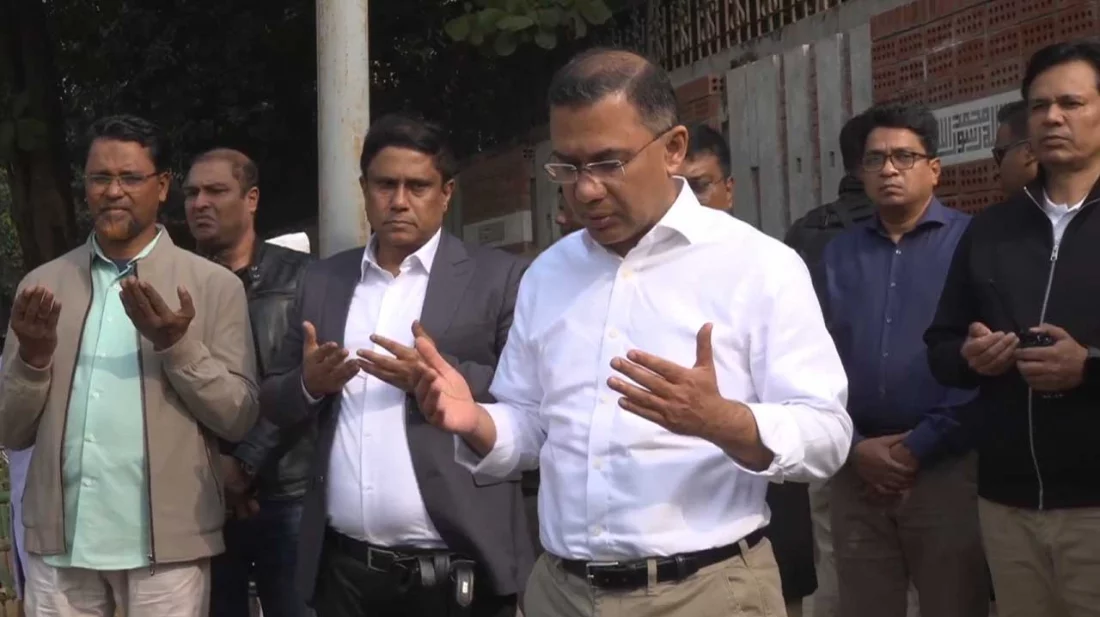 রাজধানীর বনানী কবরস্থানে ছোট ভাই কোকোর কবর জিয়ারত করেন তারেক রহমান