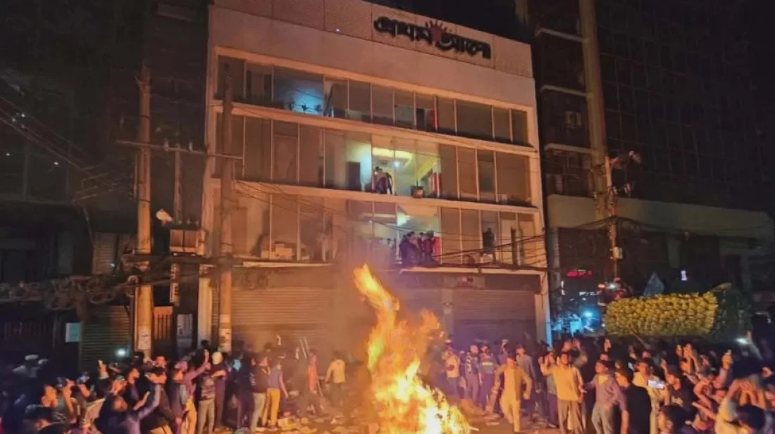 রাজধানীর কারওয়ান বাজারে অবস্থিত প্রথম আলো ও ডেইলি স্টার অফিসে হামলা-ভাঙচুর