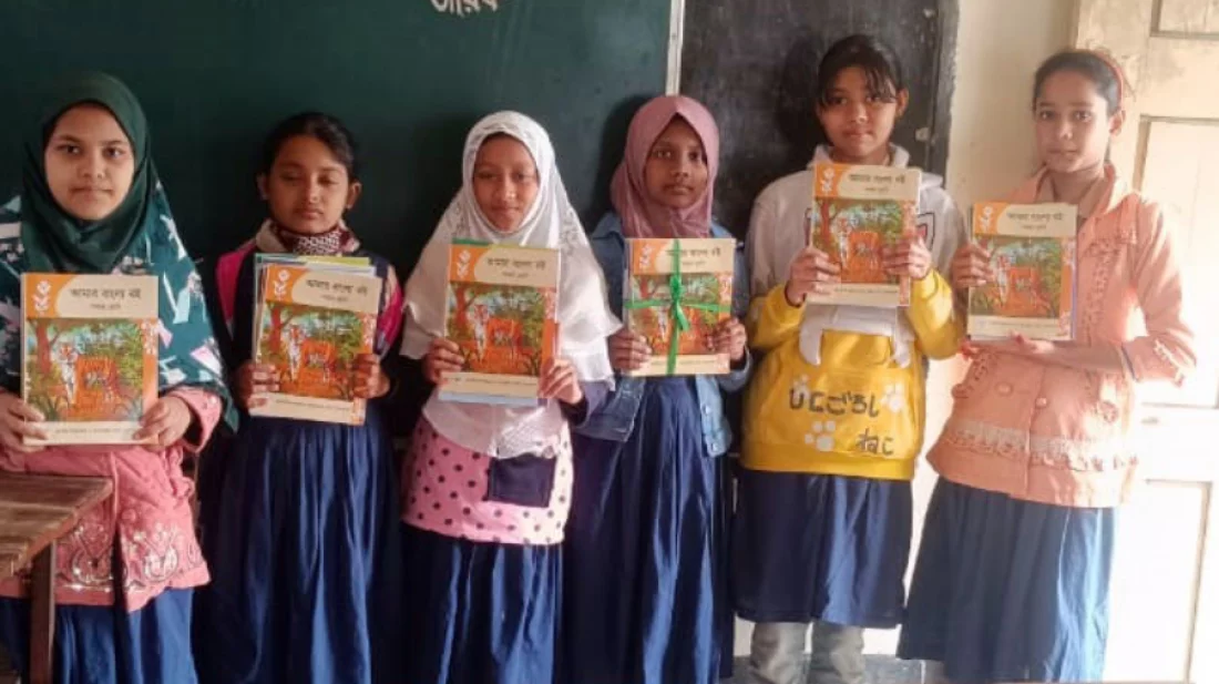 বছরের প্রথম দিনে হাতে হাতে নতুন বই, উচ্ছ্বসিত শিক্ষার্থীরা