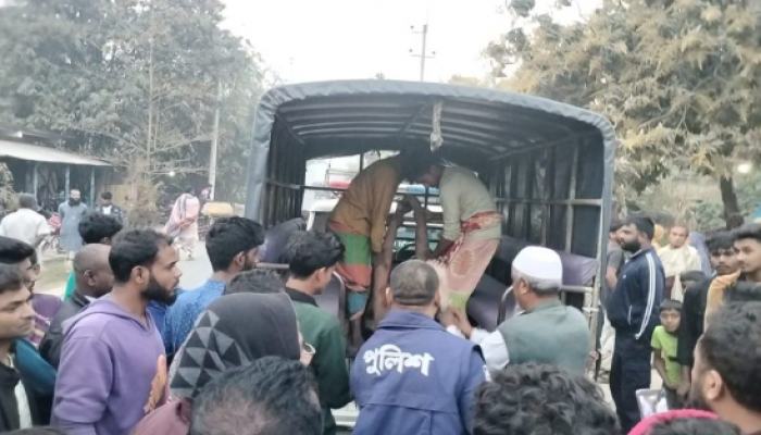 রাজশাহী-র পুঠিয়ায় গরুচোর সন্দেহে গণপিটুনিতে নিহত, ট্রাকে আগুন