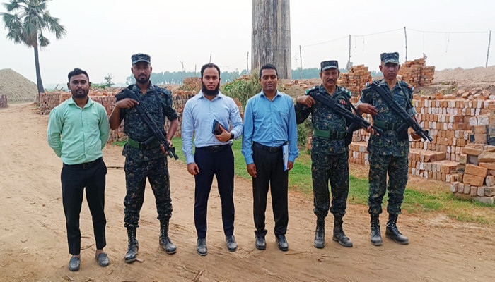 নিয়ামতপুরে ভ্রাম্যমাণ আদালতে তিনটি ইভাটাকে ১০ লাখ টাকা জরিমানা