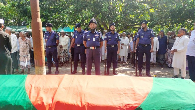 শিবগঞ্জে বীর মুক্তিযোদ্ধা নুরুল হকের রাষ্ট্রীয় মর্যাদায় দাফন সম্পন্ন