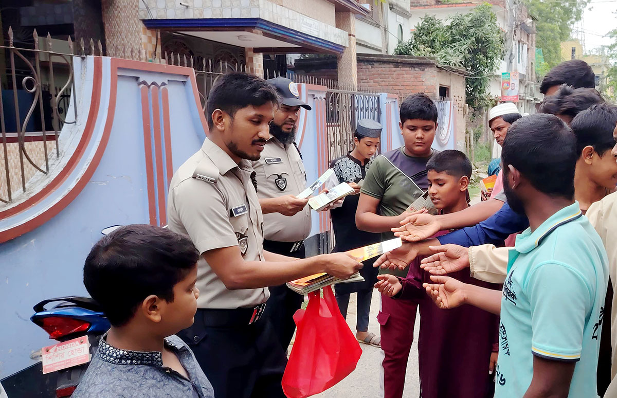 চাঁপাইনবাবগঞ্জে মাদকবিরোধী লিফলেট বিতরণ