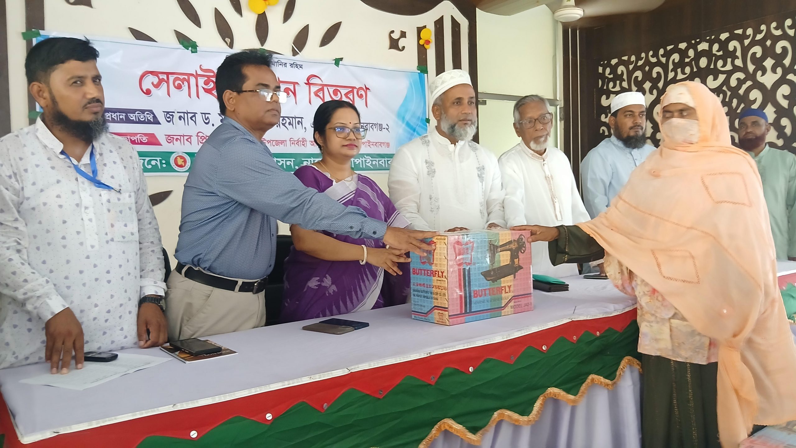 নাচোলে ৩৫ দুস্থ নারী পেলেন সেলাইমেশিন