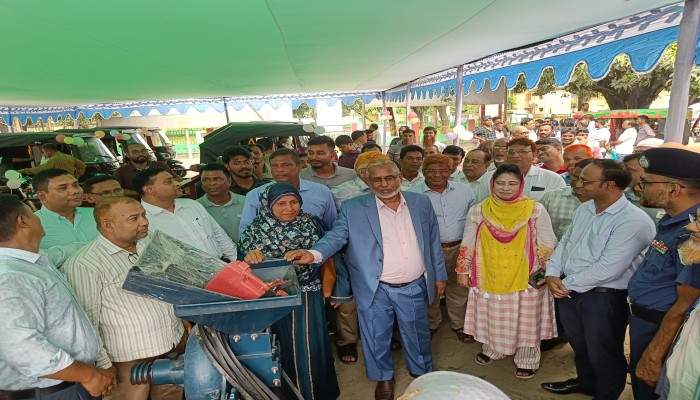 দুর্গাপুরে অটোরিকশা, অটোমিল ও ট্রাইসাইকেল বিতরণ