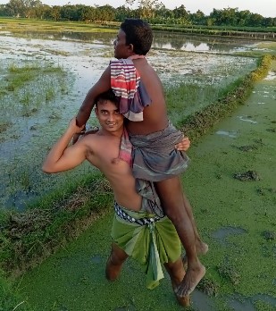 কৃষক বেশে সাজাপ্রাপ্ত আসামি ধরল চাঁপাইনবাবগঞ্জের নাচোল থানা পুলিশ
