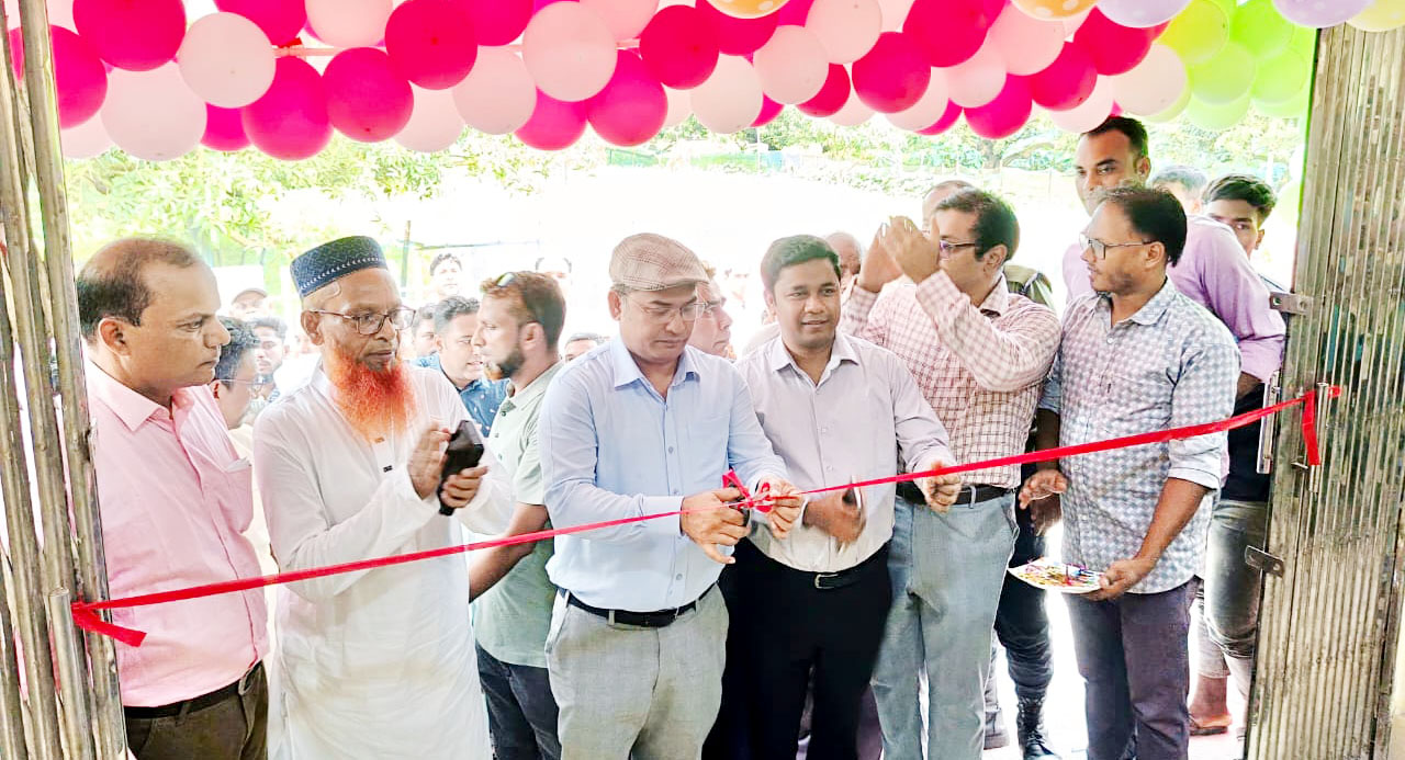 ফ্যামিলি ও কৃষক কার্ড দিয়ে জীবনমান উন্নয়নে কাজ করতে চায় সরকার : প্রধানমন্ত্রীর বিশেষ সহকারী ড. সাইমুম পারভেজ