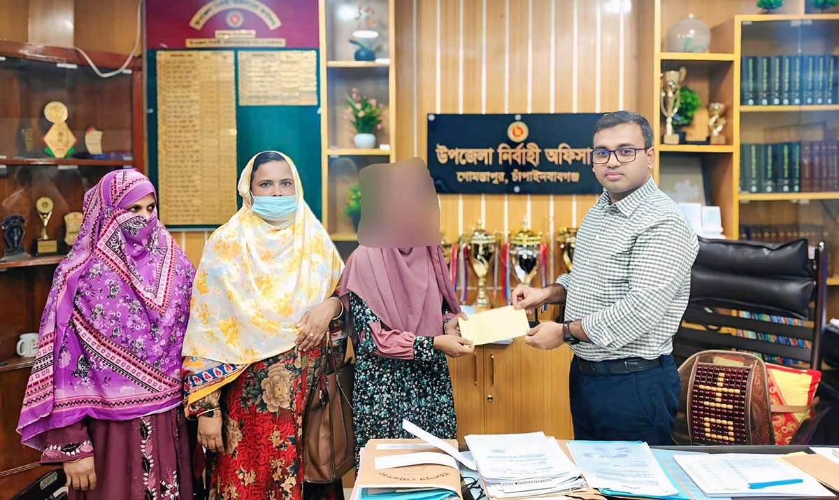 বাল্যবিয়ে ঠেকানো ছাত্রীর পাশে দাঁড়ালেন গোমস্তাপুরের ইউএনও