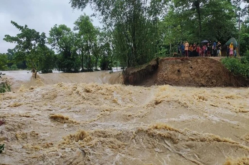 ভারি বৃষ্টিতে ১৬ জেলায় বন্যার শঙ্কা, ৭২ ঘণ্টার পূর্বাভাস