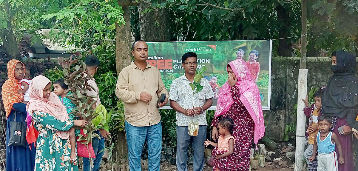 চাঁপাইনবাবগঞ্জে সবুজ বনায়নে গাছের চারা বিতরণ