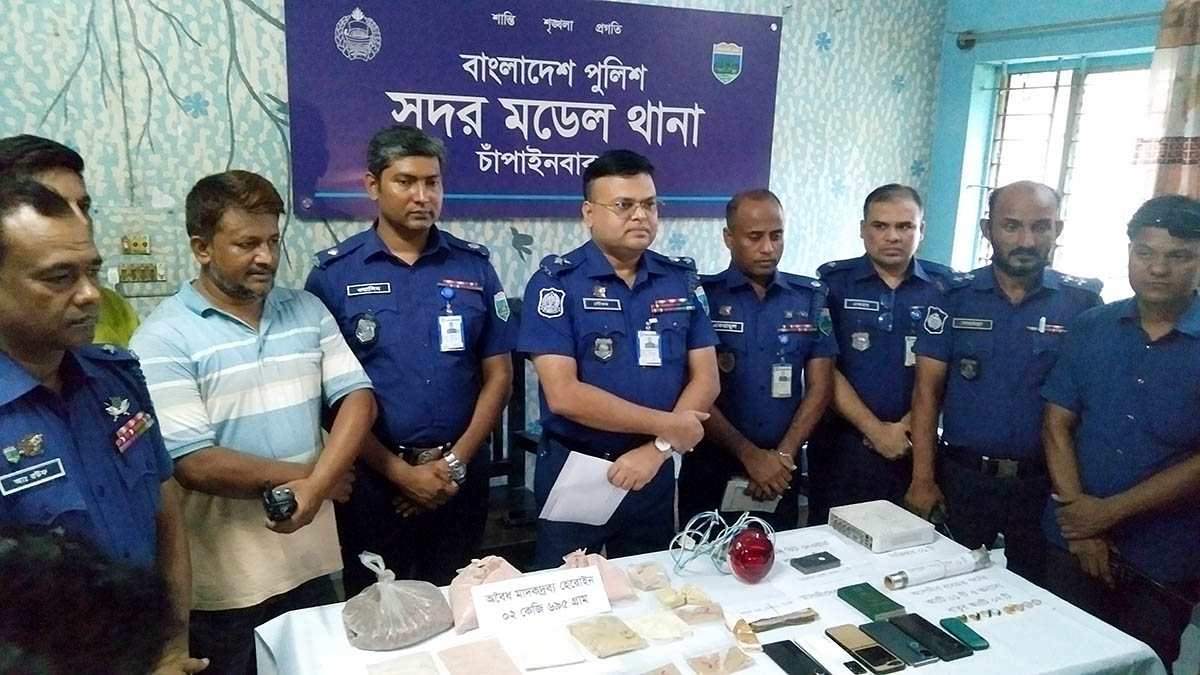জেলা পুলিশের অভিযানে ২ কেজি ৬৯৫ গ্রাম কথিত হেরোইন জব্দ একই পরিবারের চারজন গ্রেপ্তার