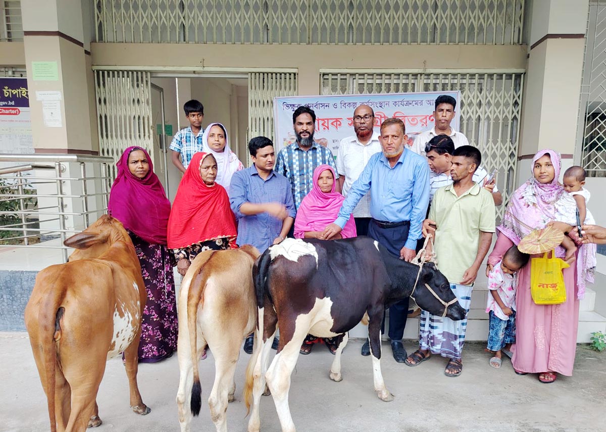 চাঁপাইনবাবগঞ্জে তিনটি গরু পেলেন তিন নারী ভিক্ষুক