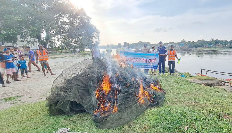 মৎস্য অফিসের মোবাইল কোর্ট : মহানন্দায় ৫০টি চায়না দুয়ারী জাল পুড়িয়ে ধ্বংস