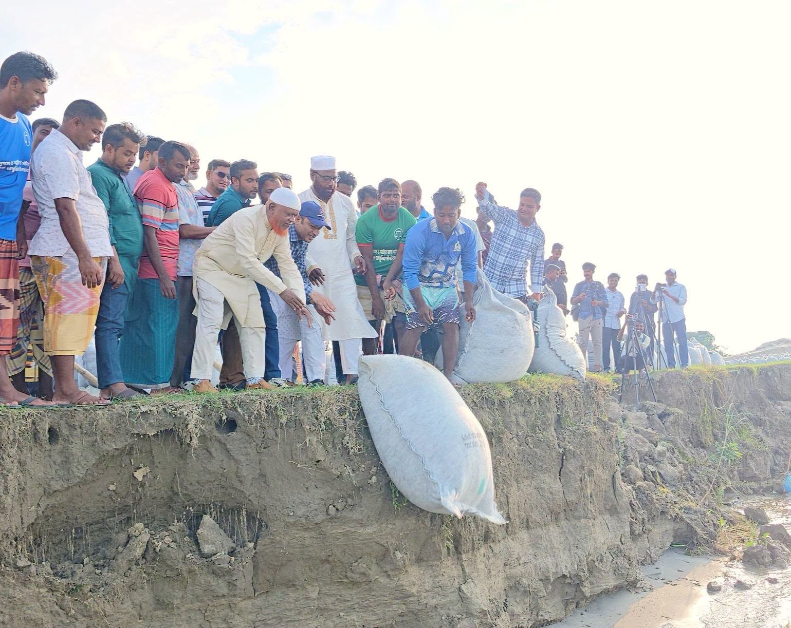 চাঁপাইনবাবগঞ্জে আলাতুলিতে পদ্মার ভাঙন: নদী তীর সংরক্ষণ কাজের উদ্বোধন