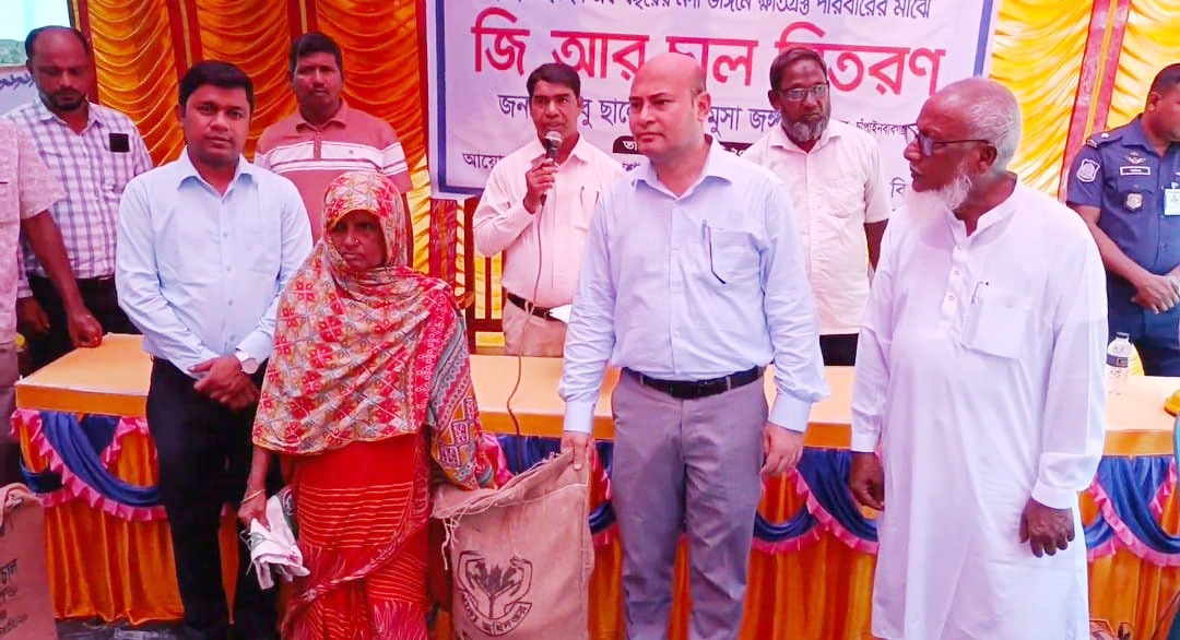 শিবগঞ্জে নদী ভাঙনে ক্ষতিগ্রস্ত ২৬৫ পরিবারে চাল বিতরণ