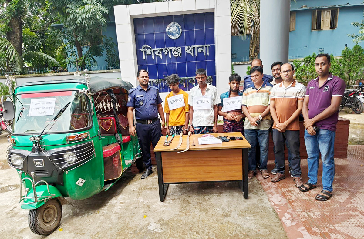 ডাকাতির প্রস্তুতিকালে ৩ জন গ্রেপ্তার, সিএনজি ও দেশীয় অস্ত্র উদ্ধার